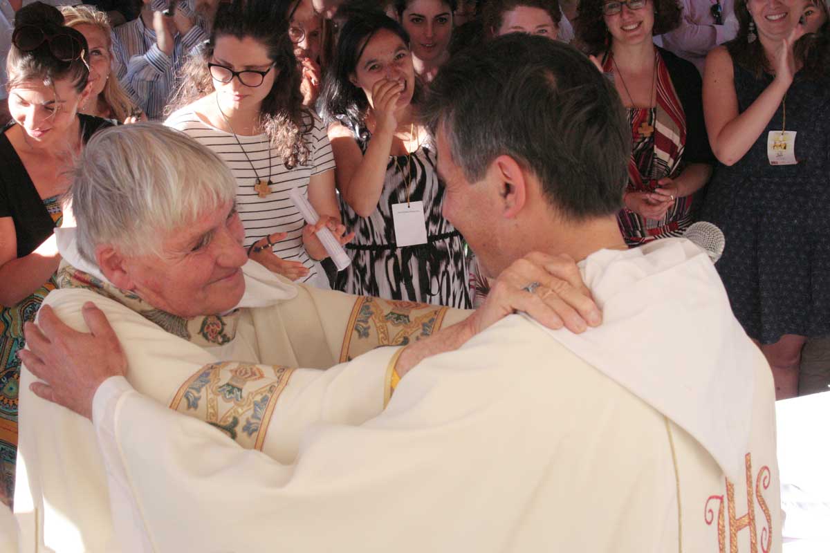 padre Daniel Ange che abbraccia don Gianni Castrorani