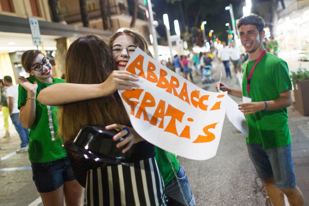 ragazzi che donano abbracci gratis