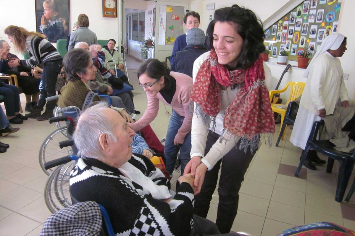 ragazza della scuola di evangelizzazione in una casa di riposo